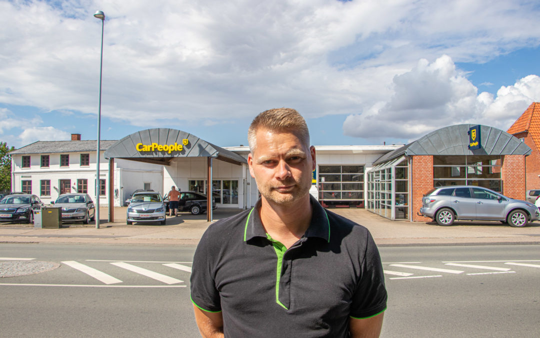 Thomas sparer femcifret beløb på bilannoncer